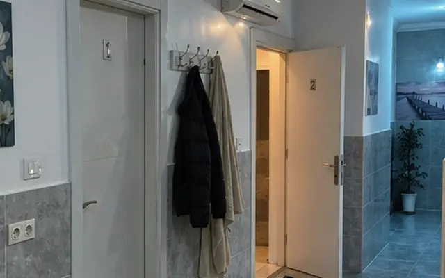 Oda girişinde askı ve temiz terlik — Kayaşehir, Masaj Salonun