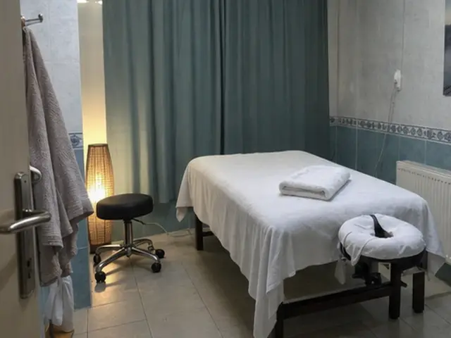 Mavi perdeli odada masaj masası ve tabure — Kayaşehir, Masaj Salonun