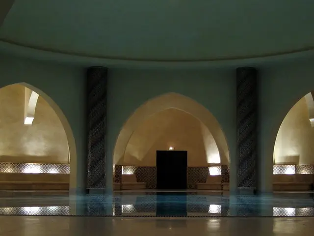 Kemerli nişleri ve havuzuyla loş hamam salonu — Kayaşehir, Masaj Salonun